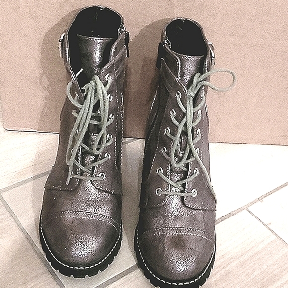 DIBA Distressed Metallic Gray/Silver Lace Up Ankle Boot 8M Side Zipper - Picture 1 of 5